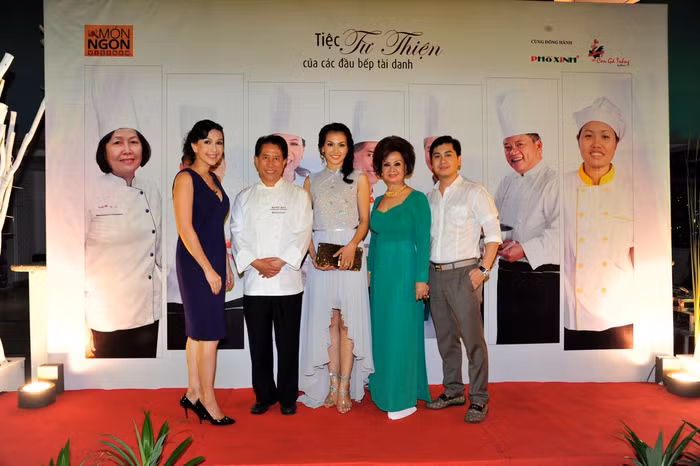 Với diễn viên Diễm My (váy tím), người mẫu Anh Thư (váy xám).