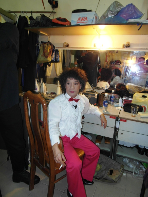 Mọi thứ đã được chuẩn bị xong, diễn viên Minh Nhí tự thưởng cho mình điếu thuốc.