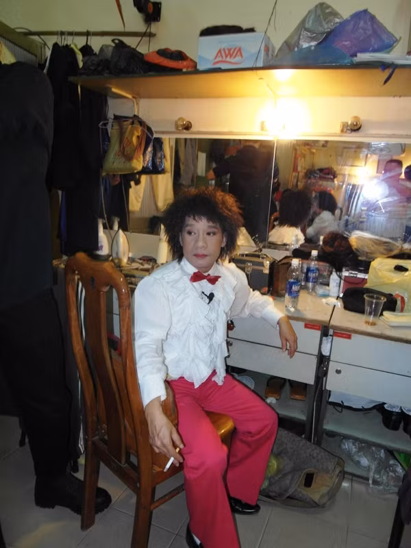 Mọi thứ đã được chuẩn bị xong, diễn viên Minh Nhí tự thưởng cho mình điếu thuốc.