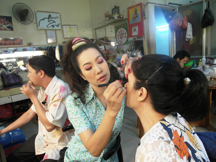 Làm đẹp cho mình xong, Trịnh Kim Chi quay sang làm đẹp cho bạn diễn Hồng Ngọc.