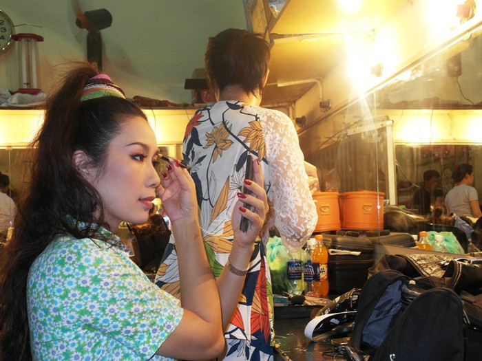 Mẹ của diễn viên Trịnh Kim Chi là một nghệ sĩ trang điểm nổi tiếng. Chị cũng học được nhiều bí quyết làm đẹp của mẹ.