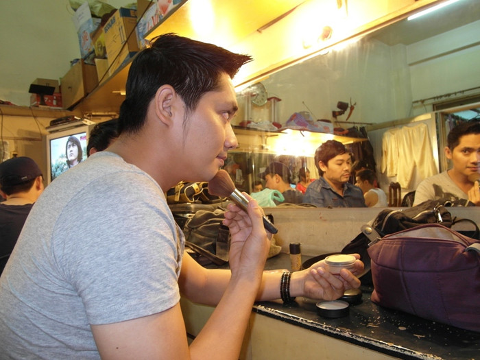 Cách làm đẹp của diễn viên Minh Luân chỉ đơn giản là những “nét” phấn cho gương mặt “ăn” ánh đèn sân khấu.