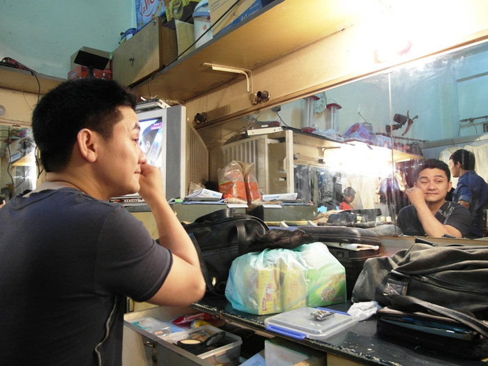 Trong lúc trang điểm, Anh Vũ liên tục pha trò, chọc cười bạn diễn.