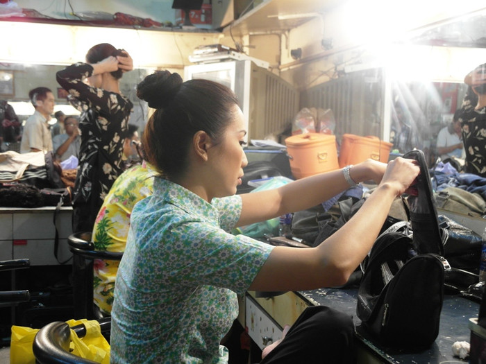 Vừa thay bộ đồ rất mốt, bằng bộ 'áo nhà quê', Á hậu Trịnh Kim Chi ngồi ngay vào bàn trang điểm.