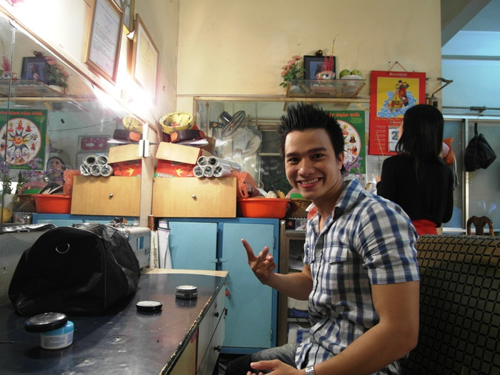 Việt Cường cười tươi, hài lòng với nhan sắc vừa được “tút” lại của mình.