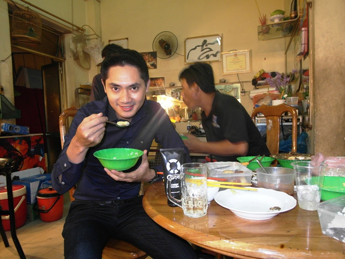 Minh Luân ăn cơm lót dạ, lấy sức trước giờ diễn.