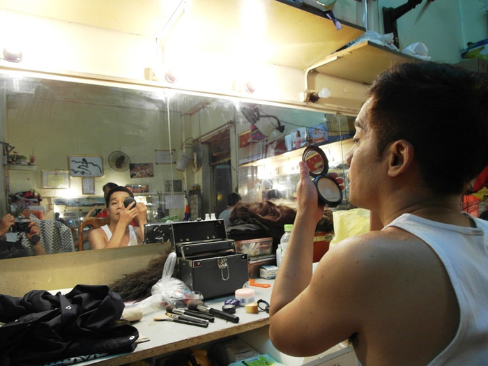 Là một nghệ sĩ có nhiều kinh nghiệm nên việc trang điểm đối vối nghệ sĩ Minh Nhí khá nhẹ nhàng và ít mất thời gian.