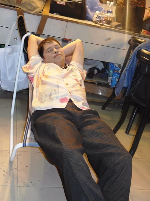 Diễn viên Văn Ruy chợp mắt tý xíu trước giờ diễn. Gương mặt anh trông thật...hài hước.