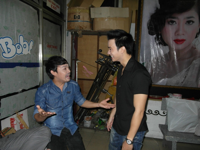 Trong khi đó, diễn viên Minh Dũng và Việt Cường tranh thủ tập lại lời thoại….