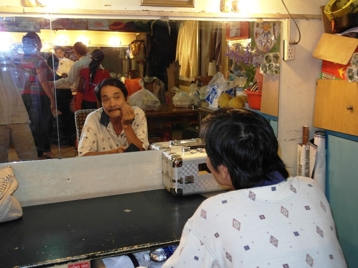 Ở một góc bàn, diễn viên kỳ cựu Minh Hoàng lặng lẽ điểm tô nhan sắc của mình.