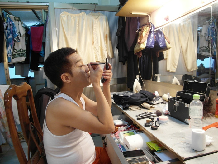 Mặc chiếc áo thun 3 lỗ rất thoải mái, người nghệ sĩ chuyên mang đến nụ cười thoải mái cho khán giả tỉ mỉ làm đẹp cho mình.