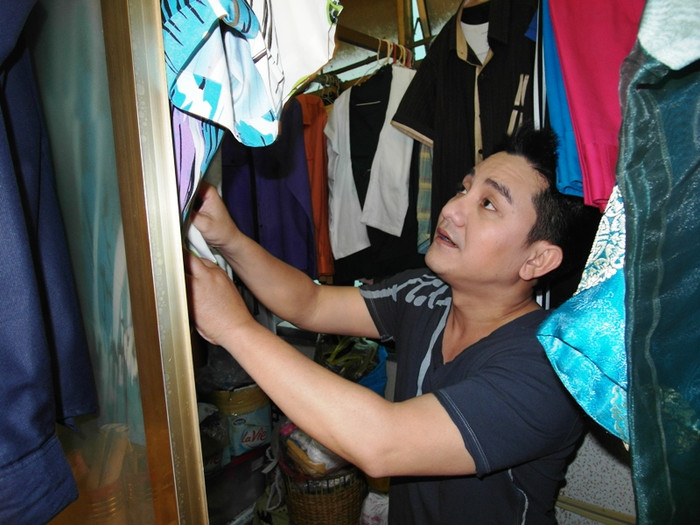 Trang điểm xong, Anh Vũ nhanh chân đi chọn trang phục…