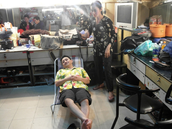 Còn Anh Vũ nằm sảng khoái trên chiếc giường xếp…