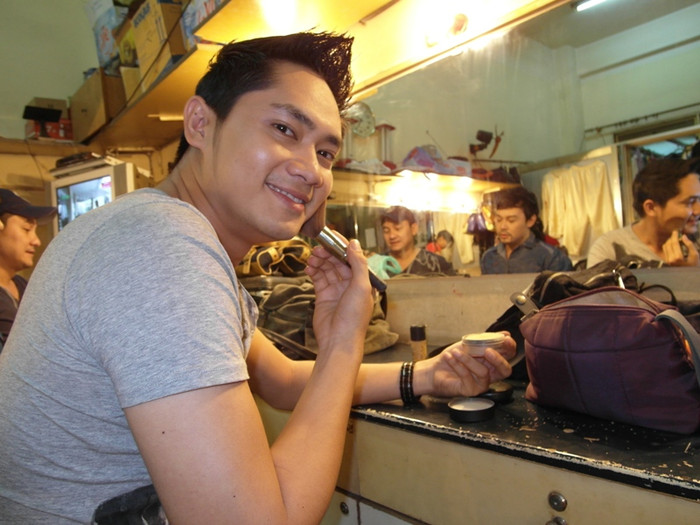 Minh Luân cười tươi trước ống kính của phóng viên.