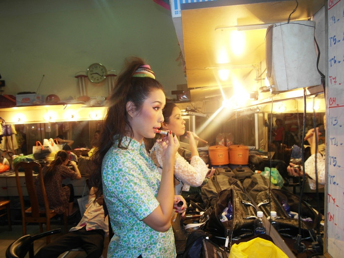 Tô chút son hồng lên đôi môi…