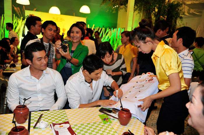 Diễn viên “Cô gái xấu xí” - ca sĩ Nguyễn Hồng Ân (trái).