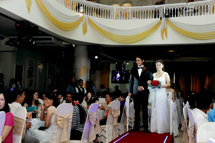 Tay trong tay tình tứ, cặp đôi xuất hiện trước quan khách.