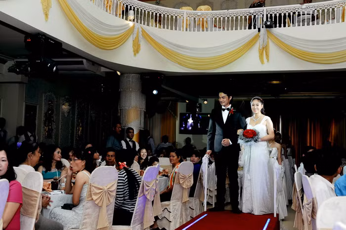 Tay trong tay tình tứ, cặp đôi xuất hiện trước quan khách. Tay trong tay tình tứ, cặp đôi xuất hiện trước quan khách.