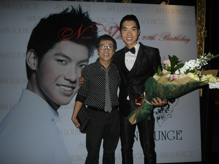 Nhận bó hoa tươi thắm từ tay NSƯT Thành Lộc, người thầy đầu tiên có công dìu dắt Nam Thành đến với lĩnh vực kịch nói. Nhận bó hoa tươi thắm từ tay NSƯT Thành Lộc, người thầy đầu tiên có công dìu dắt Nam Thành đến với lĩnh vực kịch nói.