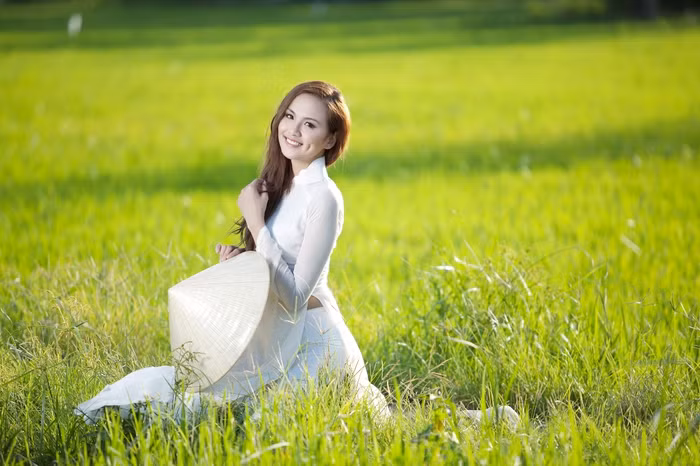 Hoa hậu Diễm Hương đẹp rạng ngời trên cánh đồng lúa chín bát ngát. Photo: Lê Thanh Tùng – Đạo diễn hình ảnh: Vô Thường. Ê-kíp thực hiện: Đạo diễn hình ảnh Vô Thường - Nhiếp ảnh gia: Quốc Huy, Lê Thanh Tùng, Nguyễn Long - Trang điểm: Hạ My, Andy Phan, Phước Lợi, Thanh Phước, Nguyễn Hùng, Dũng Art, Huy Tuấn, Hà Hùng Dũng, Nam Doo - Thiết kế: Đức Hùng, Thuận Việt.