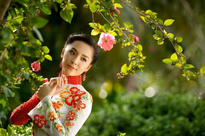 Nét "Thanh xuân" của Á hậu Thiên Lý, bên cạnh loài hoa râm bụt dân dã tại khu du lịch Tuần Châu (Hạ Long). Photo: Quốc Huy – Đạo diễn hình ảnh: Vô Thường. Ê-kíp thực hiện: Đạo diễn hình ảnh Vô Thường - Nhiếp ảnh gia: Quốc Huy, Lê Thanh Tùng, Nguyễn Long - Trang điểm: Hạ My, Andy Phan, Phước Lợi, Thanh Phước, Nguyễn Hùng, Dũng Art, Huy Tuấn, Hà Hùng Dũng, Nam Doo - Thiết kế: Đức Hùng, Thuận Việt.