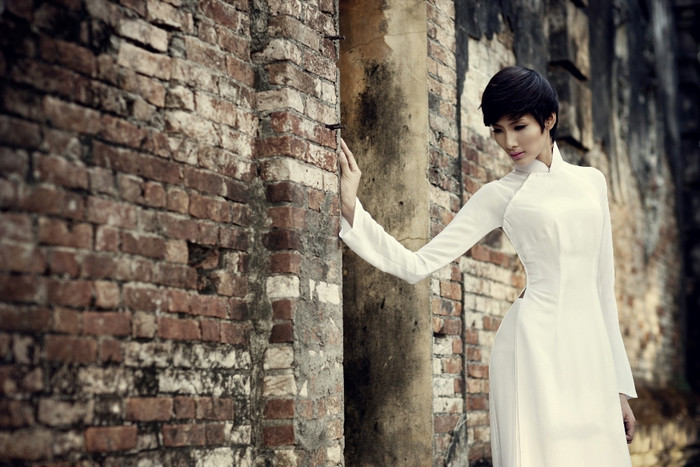 Vẻ đẹp "Mong manh", đầy nữ tính của quán quân Vietnam’s Next Top Model năm 2011 Hoàng Thuỳ tại khu Cổ mộ thuộc tỉnh Bình Dương. Photo: Nguyễn Long – Đạo diễn hình ảnh: Vô Thường. Ê-kíp thực hiện: Đạo diễn hình ảnh Vô Thường - Nhiếp ảnh gia: Quốc Huy, Lê Thanh Tùng, Nguyễn Long - Trang điểm: Hạ My, Andy Phan, Phước Lợi, Thanh Phước, Nguyễn Hùng, Dũng Art, Huy Tuấn, Hà Hùng Dũng, Nam Doo - Thiết kế: Đức Hùng, Thuận Việt. Vẻ đẹp "Mong manh", đầy nữ tính của quán quân Vietnam’s Next Top Model năm 2011 Hoàng Thuỳ tại khu Cổ mộ thuộc tỉnh Bình Dương. Photo: Nguyễn Long – Đạo diễn hình ảnh: Vô Thường. Ê-kíp thực hiện: Đạo diễn hình ảnh Vô Thường - Nhiếp ảnh gia: Quốc Huy, Lê Thanh Tùng, Nguyễn Long - Trang điểm: Hạ My, Andy Phan, Phước Lợi, Thanh Phước, Nguyễn Hùng, Dũng Art, Huy Tuấn, Hà Hùng Dũng, Nam Doo - Thiết kế: Đức Hùng, Thuận Việt.