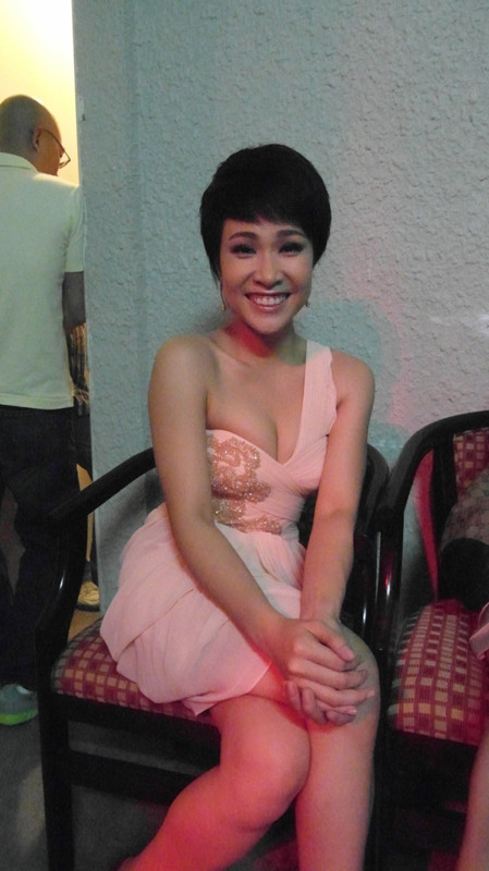 Việt Nam Idol 2010 cười thoải mái khi mọi việc đã trở nên hoàn hảo. Việt Nam Idol 2010 cười thoải mái khi mọi việc đã trở nên hoàn hảo.