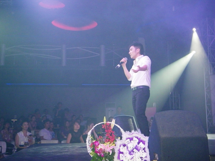 Đêm đã khuya, trước khi kết thúc đêm diễn, Quang Hà đã khuấy động phòng trà bằng ca khúc “Trường Sơn đông, Trường Sơn tây” được phối theo phong cách nhạc dance hiện đại. Đêm đã khuya, trước khi kết thúc đêm diễn, Quang Hà đã khuấy động phòng trà bằng ca khúc “Trường Sơn đông, Trường Sơn tây” được phối theo phong cách nhạc dance hiện đại.