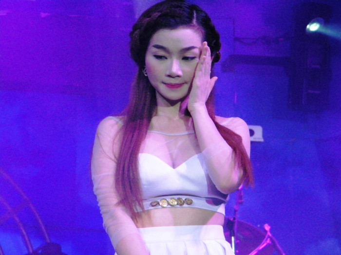 Chiếc áo Hà Vy mặc, thực tế có lớp voan mỏng phủ ngay bên ngoài phần nhạy cảm…. Chiếc áo Hà Vy mặc, thực tế có lớp voan mỏng phủ ngay bên ngoài phần nhạy cảm….