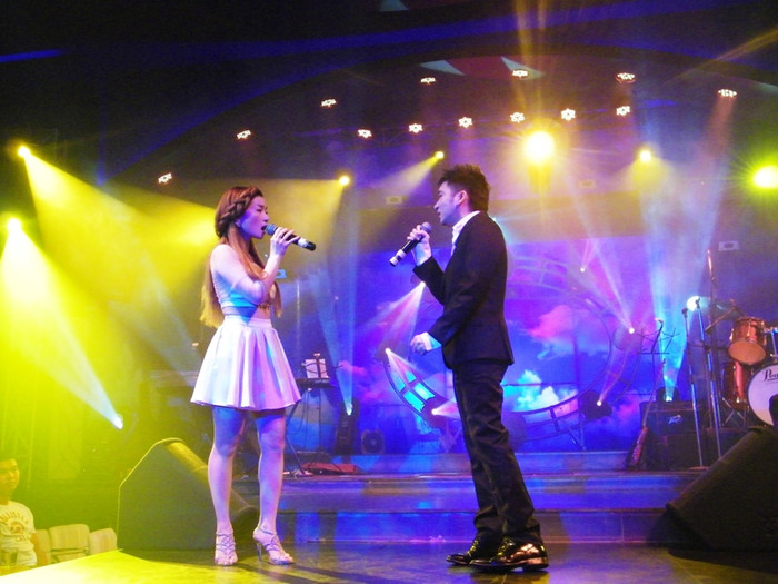 Quang Hà giới thiệu cô học trò của mình, ca sĩ Hà Vy trước đông đảo khán giả. Quang Hà giới thiệu cô học trò của mình, ca sĩ Hà Vy trước đông đảo khán giả.