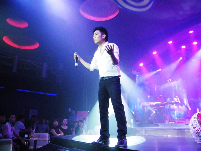 Quang Hà cũng khôn khéo chứng minh là mình luôn hát “live”. Thỉnh thoảng anh đưa micro ra thật xa, gần như hát “mộc”, bằng một giọng hát cực khỏe và vang xa. Quang Hà cũng khôn khéo chứng minh là mình luôn hát “live”. Thỉnh thoảng anh đưa micro ra thật xa, gần như hát “mộc”, bằng một giọng hát cực khỏe và vang xa.