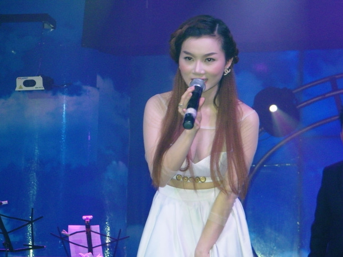 Tuy nhiên, Hà Vy đã mặc chiếc áo quá… kiệm vải nên đôi lúc cô đã hớ hênh để lồ lộ vòng 1 trước mắt khán giả. Tuy nhiên, Hà Vy đã mặc chiếc áo quá… kiệm vải nên đôi lúc cô đã hớ hênh để lồ lộ vòng 1 trước mắt khán giả.