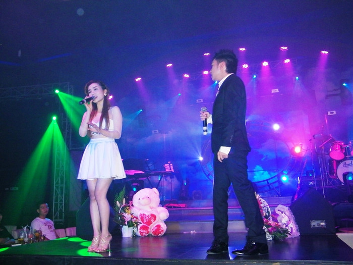 Dù xuất hiện lần đầu nhưng Hà Vy khá bản lĩnh và làm chủ sân khấu, tự tin hoà giọng nhẹ nhàng của mình cùng với giọng hát điêu luyện của đàn anh Quang Hà trong ca khúc Nơi cuối thiên đường, một sáng tác của nhạc sĩ Bảo Chinh. Dù xuất hiện lần đầu nhưng Hà Vy khá bản lĩnh và làm chủ sân khấu, tự tin hoà giọng nhẹ nhàng của mình cùng với giọng hát điêu luyện của đàn anh Quang Hà trong ca khúc Nơi cuối thiên đường, một sáng tác của nhạc sĩ Bảo Chinh.