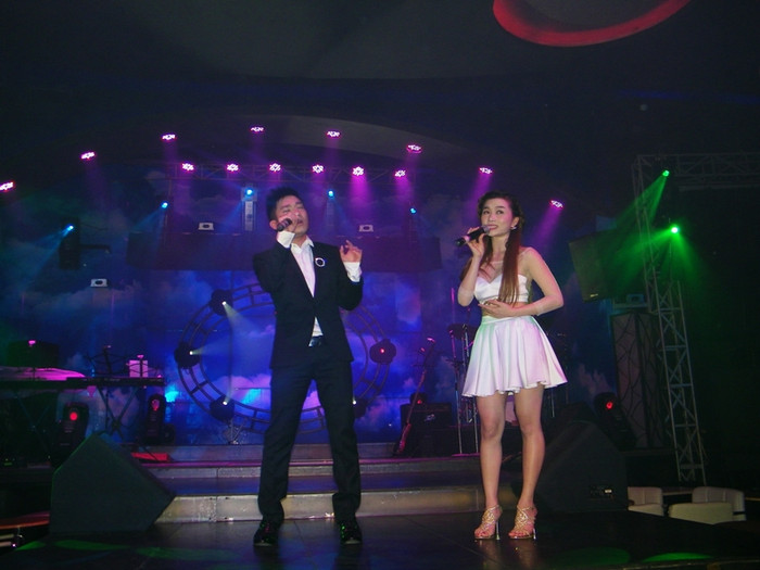 “Cặp đôi” khá ăn nhịp cảm xúc , rất tình tứ trên sân khấu. “Cặp đôi” khá ăn nhịp cảm xúc , rất tình tứ trên sân khấu.