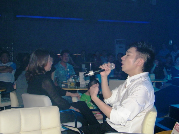 Anh liên tục bước xuống sân khấu,“say sưa” cùng khán giả. Anh liên tục bước xuống sân khấu,“say sưa” cùng khán giả.