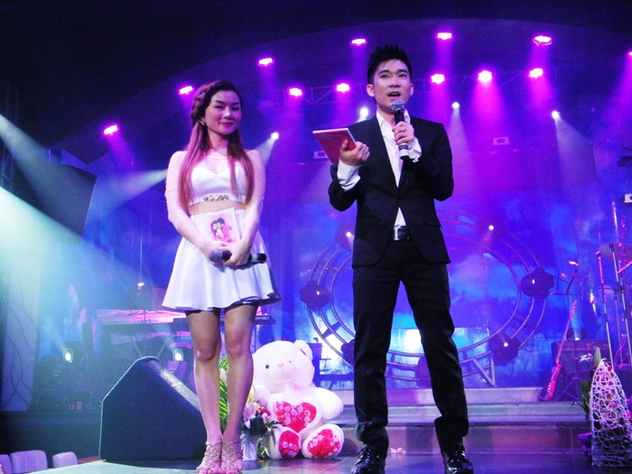 Cả hai đã tranh thủ giới thiệu album Nơi cuối thiên đường, vừa mới phát hành cách đây vài hôm. Cả hai đã tranh thủ giới thiệu album Nơi cuối thiên đường, vừa mới phát hành cách đây vài hôm.