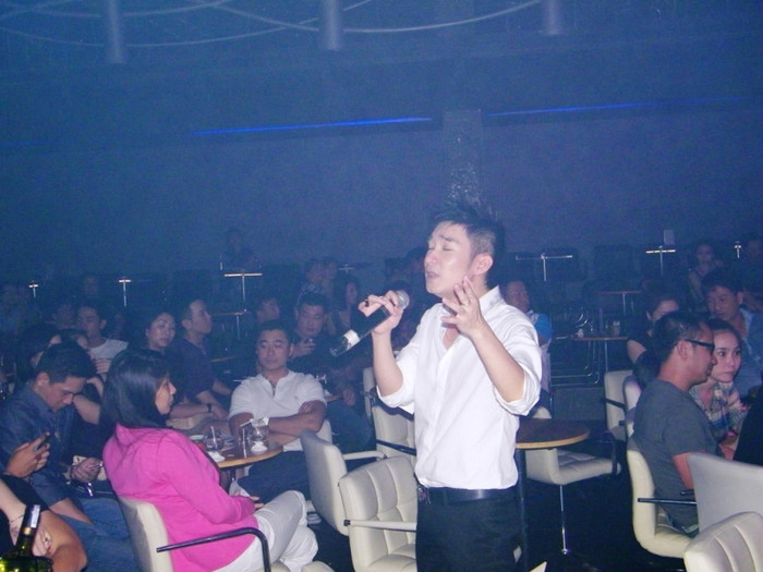 Quang Hà đã “cháy” theo yêu cầu của khán giả trong các ca khúc: Anh còn nợ em, Ngỡ, Định mệnh... Trong suốt buổi biểu diễn hơn 2 giờ đồng hồ, Quang Hà gây hào hứng cho khán giả bằng sự thân thiện của mình. Quang Hà đã “cháy” theo yêu cầu của khán giả trong các ca khúc: Anh còn nợ em, Ngỡ, Định mệnh... Trong suốt buổi biểu diễn hơn 2 giờ đồng hồ, Quang Hà gây hào hứng cho khán giả bằng sự thân thiện của mình.