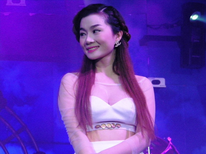 Nhưng dưới ánh đèn có công suất cực mạnh, làn voan mỏng đã mất tác dụng… Nhưng dưới ánh đèn có công suất cực mạnh, làn voan mỏng đã mất tác dụng…