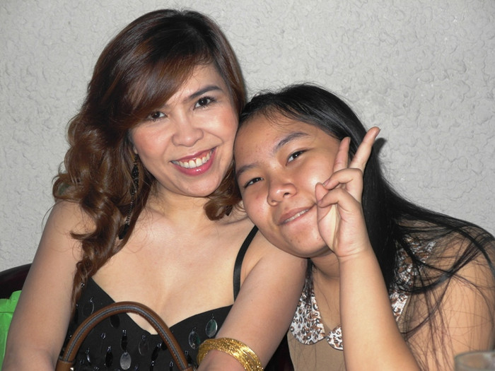 Cô bé khá nhí nhảnh bên mẹ. Cô bé khá nhí nhảnh bên mẹ.