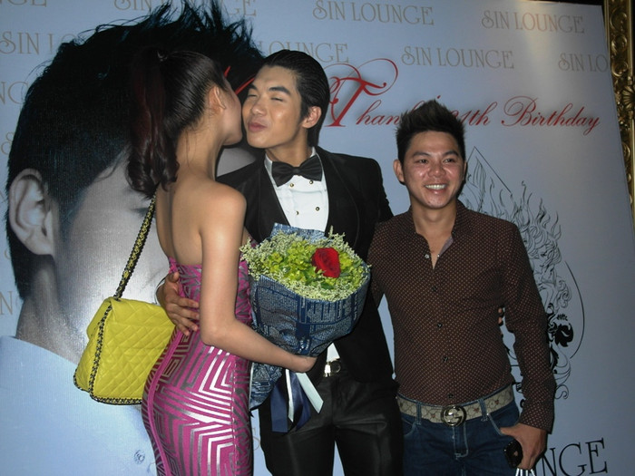 Kèm theo là một cái áp má thắm thiết. Kèm theo là một cái áp má thắm thiết.