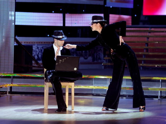 Xuất hiện trong tiết mục cuối cùng của đêm thi thứ 2, đầu tiên Minh Hằng diện bộ đồ vest đen lịch lãm. >10 clip Bước nhảy Hoàn vũ 25/3: Bất ngờ Minh Quân, Minh Hằng thất vọng > Clip: Bước nhảy Hoàn vũ: Minh Hằng 'chuyển giới', nhảy cha cha cha