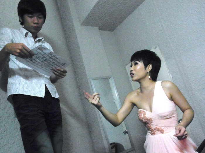 Bảng danh sách được viết vội trên mặt sau của khuôn nhạc đã được trao cho một nhân viên mang ra sân khấu cho ban nhạc. Bảng danh sách được viết vội trên mặt sau của khuôn nhạc đã được trao cho một nhân viên mang ra sân khấu cho ban nhạc.