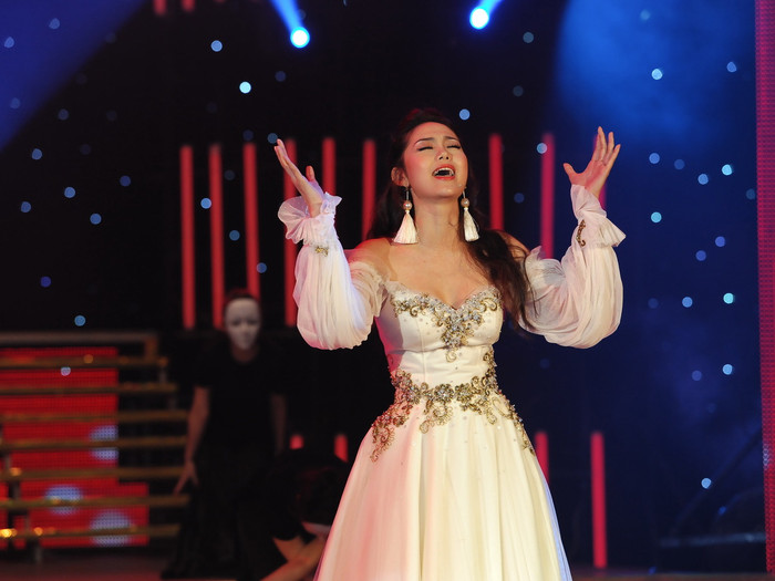 Bằng gương mặt đầy tâm trạng...