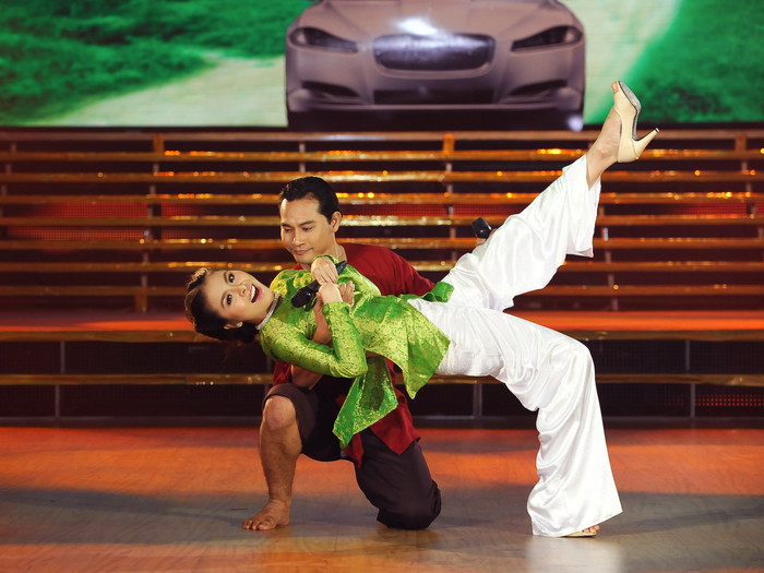 Và đón nhận tình yêu của chàng "hai lúa", thậm chí còn chủ động đòi... cưới! Cùng sự kiện: Khai màn Bước nhảy Hoàn vũ: Chưng hửng vì bị 'ém chiêu' Ốc Thanh Vân làm giúp việc, Á hậu Hoàng My khiêu vũ máu lửa Khánh Thi bất ngờ 'trút váy' ở Bước nhảy Hoàn vũ Minh Hằng đẹp như công chúa trong đêm mở màn Bước nhảy hoàn vũ (Clip) Cặp vũ công top 3 thế giới 'bùng nổ' tại Bước nhảy Hoàn vũ Và đón nhận tình yêu của chàng "hai lúa", thậm chí còn chủ động đòi... cưới! Cùng sự kiện: Khai màn Bước nhảy Hoàn vũ: Chưng hửng vì bị 'ém chiêu' Ốc Thanh Vân làm giúp việc, Á hậu Hoàng My khiêu vũ máu lửa Khánh Thi bất ngờ 'trút váy' ở Bước nhảy Hoàn vũ Minh Hằng đẹp như công chúa trong đêm mở màn Bước nhảy hoàn vũ (Clip) Cặp vũ công top 3 thế giới 'bùng nổ' tại Bước nhảy Hoàn vũ