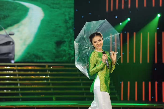 Vân Trang duyên dáng trong vai cô Thắm, con bác Năm ở xa mới về... Cùng sự kiện: Khai màn Bước nhảy Hoàn vũ: Chưng hửng vì bị 'ém chiêu' Ốc Thanh Vân làm giúp việc, Á hậu Hoàng My khiêu vũ máu lửa Khánh Thi bất ngờ 'trút váy' ở Bước nhảy Hoàn vũ Minh Hằng đẹp như công chúa trong đêm mở màn Bước nhảy hoàn vũ (Clip) Cặp vũ công top 3 thế giới 'bùng nổ' tại Bước nhảy Hoàn vũ