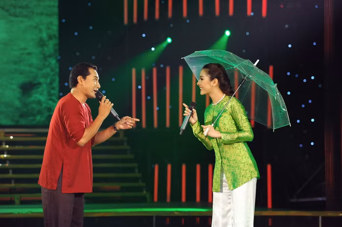 Vẻ đẹp thuỳ mị, nết na của cô Thắm đã làm cho anh chàng "hai lúa" Huỳnh Đông mê đắm. Cùng sự kiện: Khai màn Bước nhảy Hoàn vũ: Chưng hửng vì bị 'ém chiêu' Ốc Thanh Vân làm giúp việc, Á hậu Hoàng My khiêu vũ máu lửa Khánh Thi bất ngờ 'trút váy' ở Bước nhảy Hoàn vũ Minh Hằng đẹp như công chúa trong đêm mở màn Bước nhảy hoàn vũ (Clip) Cặp vũ công top 3 thế giới 'bùng nổ' tại Bước nhảy Hoàn vũ