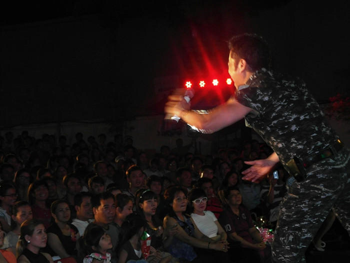 Phải công nhận một điều, Ngọc Sơn vẫn còn sức hút mạnh mẽ với công chúng, như câu nói của anh: “Ngọc Sơn hát nhạc sến, vậy mà khán giả không ngủ khò khò, vẫn yêu cầu Ngọc Sơn hát hoài…”. Khán giả reo hò trước lối pha trò “tưng tửng”, lẫn giọng hát của nam ca sĩ.