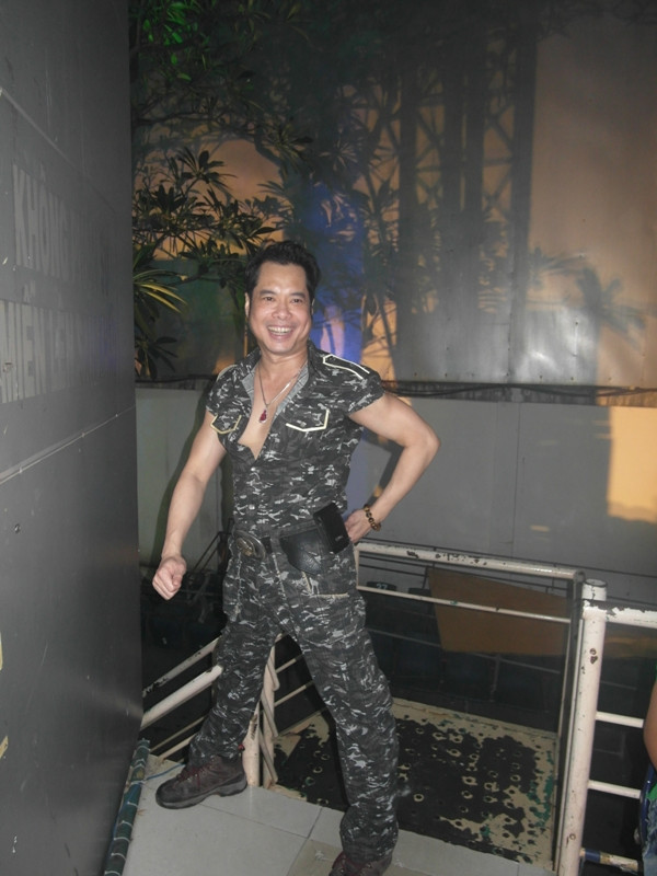 Bản thân nam ca sĩ này cũng phì cười vì cách tạo dáng của mình.