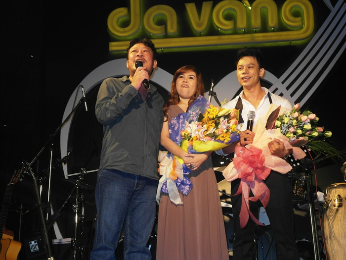 Nhạc sĩ Lê Quang, ông chủ phòng trà Da Vàng trong đêm nhạc của vợ. Gần 20 năm nay, anh vẫn luôn bên cạnh trên bước đường nghệ thuật của ca sĩ Cam Thơ và vẫn tiếp tục, như tình yêu đầy ắp mà anh dành trọn cho chị. Nhạc sĩ Lê Quang, ông chủ phòng trà Da Vàng trong đêm nhạc của vợ. Gần 20 năm nay, anh vẫn luôn bên cạnh trên bước đường nghệ thuật của ca sĩ Cam Thơ và vẫn tiếp tục, như tình yêu đầy ắp mà anh dành trọn cho chị.