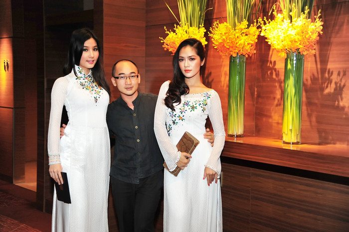 Trong khi đó, Diễm My (bìa trái) và Thuý Nga (bìa phải) chọn tà áo dài trắng nền nã. Đứng giữa là đạo diễn hình ảnh Vô Thường, chủ nhân của cuộc triển lãm Áo dài – Hương sắc Việt đang diễn ra tại khách sạn Rex. Trong khi đó, Diễm My (bìa trái) và Thuý Nga (bìa phải) chọn tà áo dài trắng nền nã. Đứng giữa là đạo diễn hình ảnh Vô Thường, chủ nhân của cuộc triển lãm Áo dài – Hương sắc Việt đang diễn ra tại khách sạn Rex.